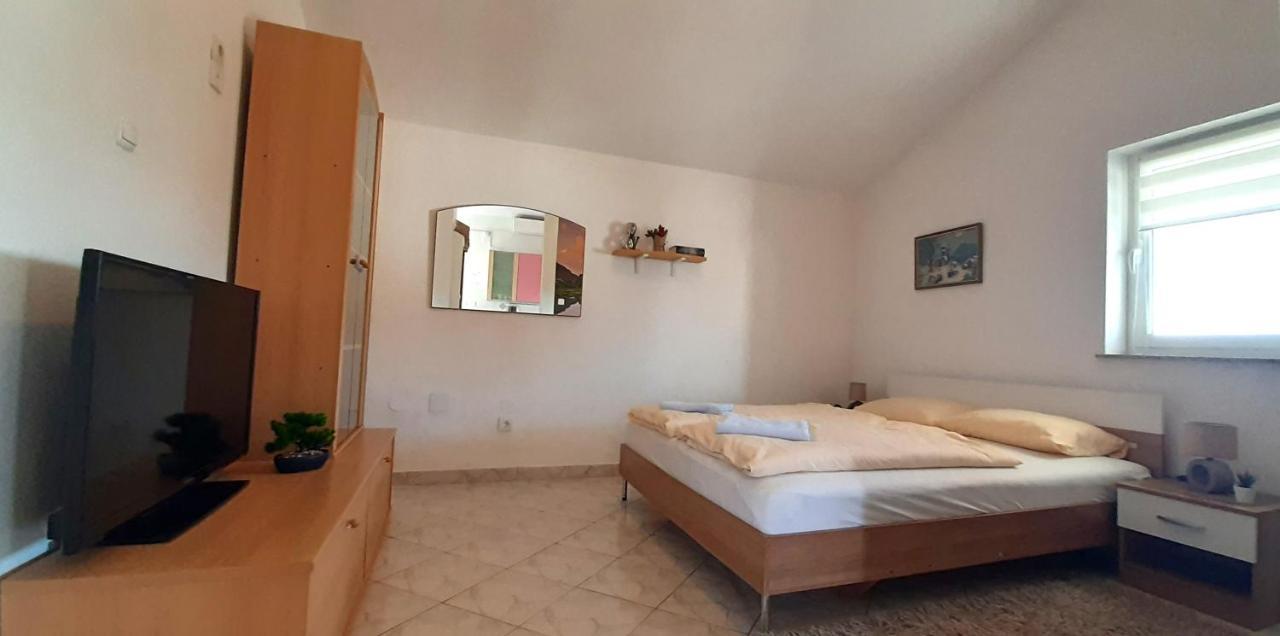 Apartments Hajl Krk Town Luaran gambar